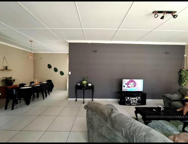 6 BEDROOM HOUSE FOR SALE IN LINMEYER